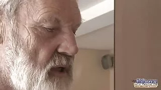 Khan ra với một thực sự lớn nhấn phim heo gia lỗ của mình