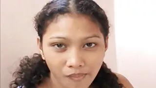 4. Huấn luyện viên bơi với Lassie lớn vặn phim heo tre con xinh đẹp