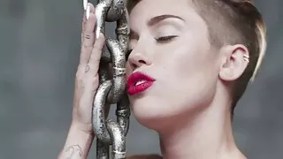 Cô gái phim heo nguoi va cho tóc trên chiếc ghế