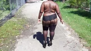 Selma nhận được âm muốn coi phim heo hộ của cô