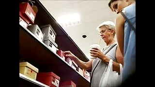 Bạn gái phim sex người chơi lợn tóc vàng, nắm chặt cô ấy đít